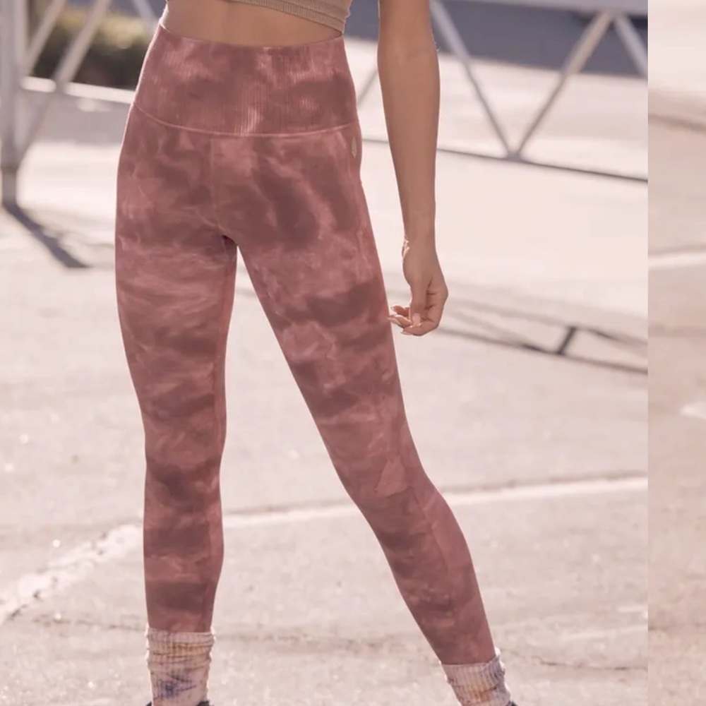 Free people movement collection tie dye mauve leggings